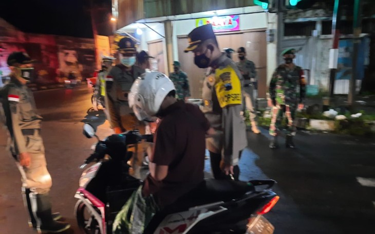 Petugas gabungan yang terdiri dari anggota Polres Pekalongan Kota Polda Jawa Tengah, Kodim 0710/Pekalongan, Satpol PP dan BPBD  melaksanakan patroli skala besar, untuk mensukseskan program Jateng Di Rumah Saja.