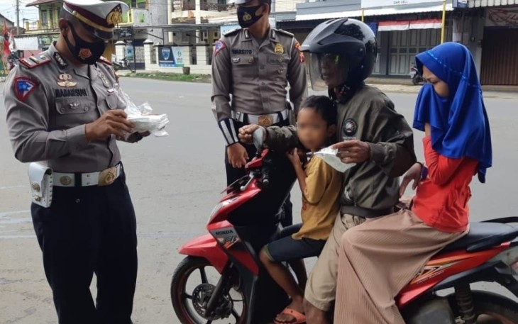 Dalam rangka mencegah penularan dan penyebaran Covid-19, jajaran Polres Pekalongan mendukung kebijakan gubernur Jawa Tengah tanggal 6 dan 7 Februari 2021 dirumah saja dengan membagikan masker secara Gratis kepada masyarakat yang melintas dijalan raya, Minggu (7/2/2021)