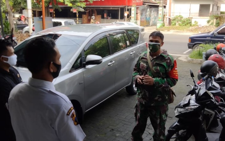 Babinsa Kelurahan Kratonan Koramil 03 Serengan Kodim 0735 Surakarta Sersan Mayor Yudhi Widianto melaksanakan pengecekan Penerapan Edukasi  Pembatasan Pemberlakuan Kegiatan Masyarakat (PPKM) di Bank Shinhan dan Els Komputer.
