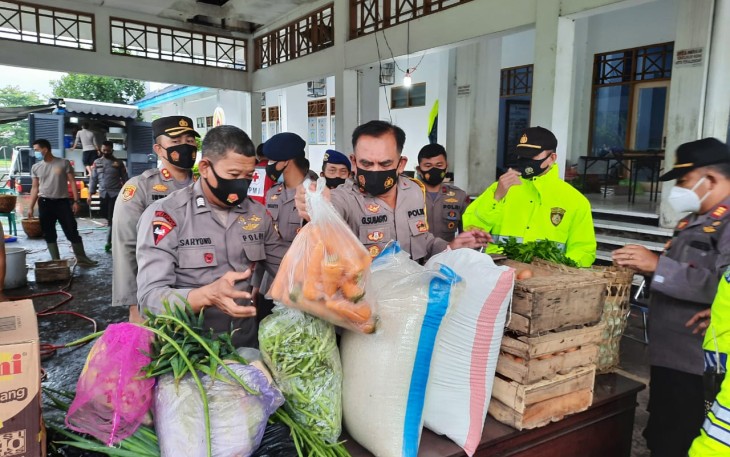 Polres Pekalongan Kota berikan bantuan bahan pokok kepada Batalyon Brimob B Pelopor Polda Jateng  didapur umum yang didirikan di Stadion Hoegeng Kec Pekalongan Barat untuk dimasak, lalu dibagikan kepada masyarakat terdampak Banjir maupun korban Covid 19 Minggu, (7/2/2021) pagi.