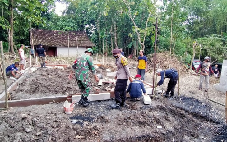 Anggota Koramil 15/Andong Kodim 0724/Boyolali Serma Widodo, Serka Supardi, Sertu Kasno, Serda Budi bersama Bhabinkamtibmas Polsek Andong Bripka Agus Priyono SH, Bripka Anung Susanto serta warga Dukuh Senggrong Rt 04/01 Desa Senggrong, Kecamatan Andong, Kabupaten Boyolali melaksanakan kegiatan bedah rumah warga masyarakat kurang mampu milik Sugimin warga setempat. Selasa (09/02).