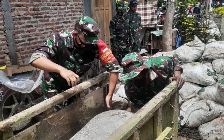 Dandim 0715/Kendal Letkol Inf Iman Widhiarto S.T. tinjau lokasi penanganan tanggul jebol di sungai Bodri Kecamatan Cepirng  Kabupaten Kendal. Selasa (09/02/21).