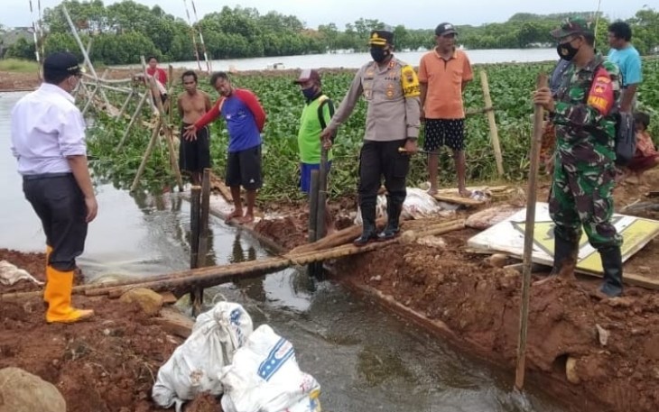 Kapolres Pekalongan AKBP Darno SH SIK bersama dengan Dandim 0710 Pekalongan Letkol CZI Hamonangan Lumban Toruan mendampingi Bupati Pekalongan Asip Kholbihi, S.H. melakukan kegiatan pengecekan tanggul yang berada di Desa Wonokerto Kulon Kecamatan Wonokerto Kabupaten Pekalongan