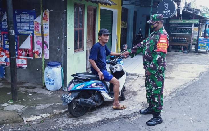 Babinsa Bendungan Koramil 12/Simo Kodim 0724/Boyolali Serka Widodo  melaksanakan sosialisasi dan edukasi kepada warga agar tetap menerapkan protokol kesehatan 5M (Memakai Masker, Menjaga Jarak, Mencuci Tangan, Menghindari Kerumunan dan Membatasi Mobilitas) di Pasar Bendungan Desa Bendungan Kecamatan Simo Kabupaten Boyolali. Jumat (12/02).