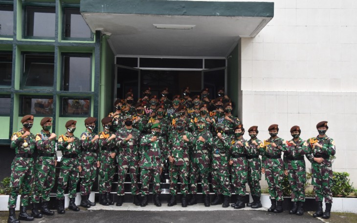 Taruna tingkat III Akademi Militer (Akmil) Magelang, Jawa Tengah  foto bersama dengan Komandan Korem 073/Makutarama Kolonel Inf Ari Yulianto, S.I.P yang didampingi oleh Kasrem Letkol Czi Hendro Edi Busono, para Komandan Satdisjan serta para Kasi Korem 073/Makutarama