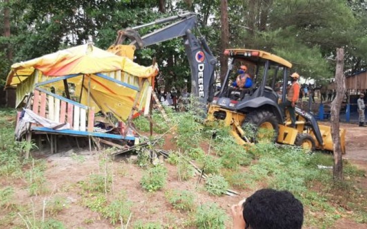 Proses Perobohan Warem di Pantai Panjang