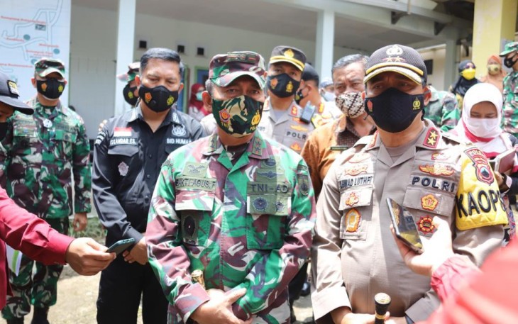 Hal tersebut dikemukakan Kapolda Jawa Tengah saat meninjau salah satu Posko PPKM Skala Mikro di Desa Lerep Kecamatan Ungaran Barat Kabupaten Semarang bersama Pangdam IV Diponegoro Mayjen Inf Bakti Agus Fadjari, Kamis (18/2/2021).  
