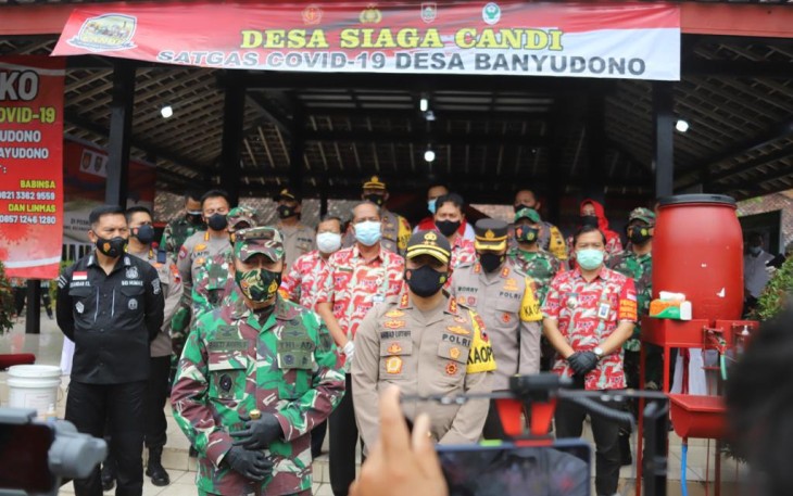 Kapolda Jawa Tengah, Irjen Pol Ahmad Luthfi meninjau Posko PPKM Skala Mikro di Desa Lerep Kec. Ungaran Barat Kab. Semarang, Salatiga dan Boyolali bersama Pangdam IV Diponegoro Mayjen Inf Bakti Agus Fadjri, Kamis (18/2/2021).