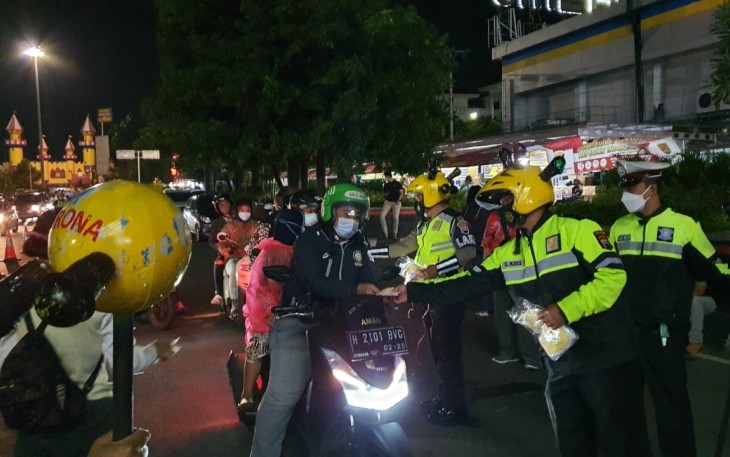 Kapolda Jawa Tengah Irjen Pol Drs. Ahmad Luthfi, S.H., S.S.T. M.K. turun langsung membagikan masker dan makan malam gratis untuk kaum duafa dan ojol di seputar Simpang Lima,Semarang, pada Sabtu malam (20/02/2021).