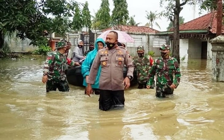 Polres Pekalongan bersama dengan personil TNI dan BPBD Kab. Pekalongan evakuasi  korban banjir.