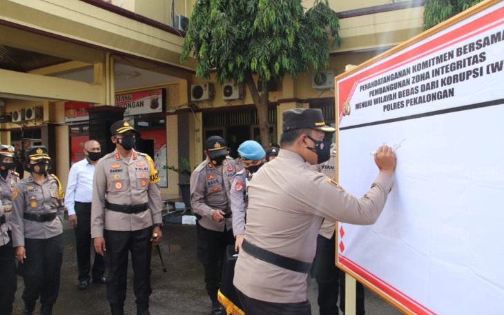 Polres Pekalongan pagi tadi menggelar apel Deklarasi dan penandatanganan pencanangan Zona Integritas (ZI) dalam rangka tahapan untuk menuju Wilayah Bebas Dari Korupsi (WBK) di wilayah hukum Polres Pekalongan, Senin (22/2/2021).