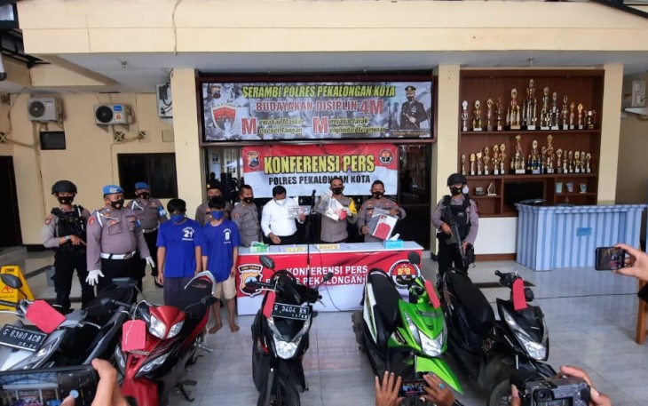 Kapolresta Pekalongan AKBP M. Irwan Susanto, SIK, SH, MH melalui Kasat Res Krim AKP Akhmad Sugeng,SH,MH memimpin konferensi pers di Mapolresta Pekalongan