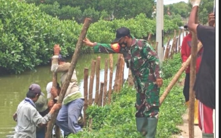 Anggota Koramil 0406/Cikampek Kodim 0604/Karawang monitoring dibantu 7 orang masyarakat mengerjakan pembangunan peningkatan dan pelebaran badan jalan 3 dalam kegiatan Pra TNI Manunggal Membangun Desa (TMMD) ke-110 Kodim 0604/Karawang Tahun Anggaran 2021,Rabu (24/2/2021) 