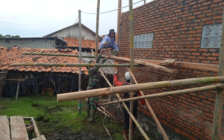 Kegiatan pengerjaan pra TMMD di Kab. Karawang terus di berlangsung. Khususnya pengerjaan sasaran fisik sudah mulai ada bentuknya, diantaranya pembangunan Posyandu di Desa Sedari, Rabu (24/2/2021) 