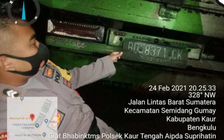Elak Sapi Truk Muatan Pakan Ternak Tabrak Warung 