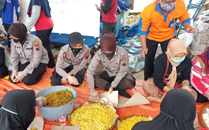 Polres Pekalongan menerjunkan personel polisi wanita (Polwan) untuk membantu di dapur umum  guna memasak makanan di Posko Penanggulangan Bencana BPBD Kabupaten Pekalongan