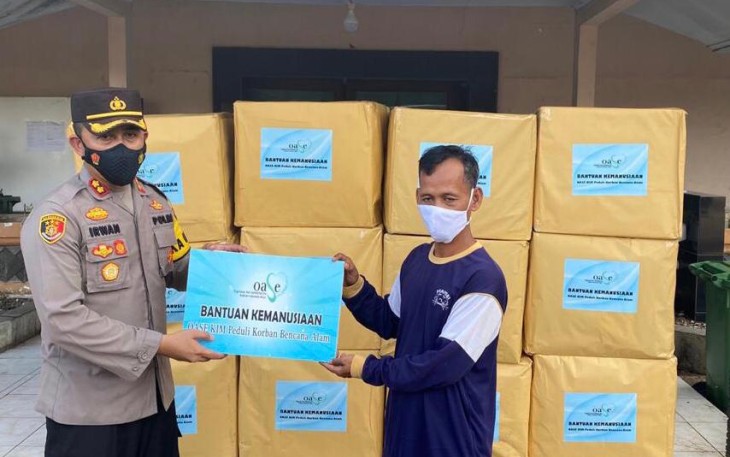 Ketua Umum Bhayangkari Ibu Juliaty Sigit Prabowo dan memberikan bantuan korban banjir di Kota Pekalongan yang diterima oleh Ketua Bhayangkari Cabang Pekalongan Kota Ny Vanessa Irwan bersama Kapolres Pekalongan Kota, AKBP M Irwan Susanto, S.I.K, SH, MH  untuk korban bencana alam banjir Sabtu, (27/2/2021)