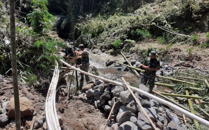 Saat ini sedang dulakukan  pembangunan senderan dan pembuatan jembatan yang menghubungkan Desa Gemblengan Kecamatan Garung dengan Desa Lengkong Kecamatan Garung Kabapaten Wonosobo, Minggu (28/02/2021)