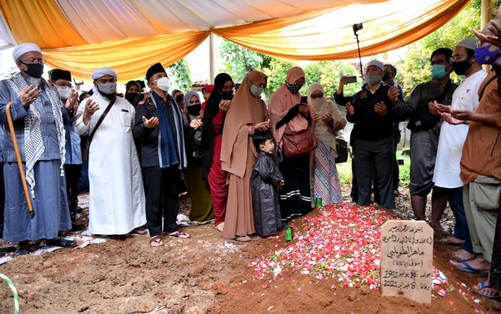 Proses Pemakaman Almarhum Ustadz Maaher At-Thuwailibi