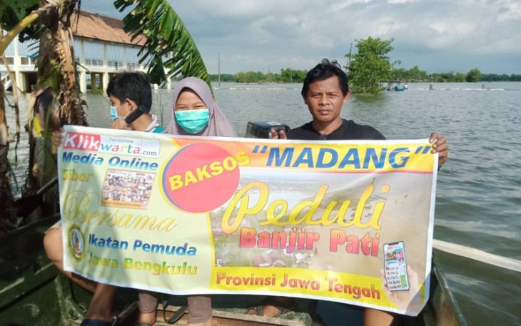 Perwakilan Klikwarta.com saat menyalurkan baksos madang ke Warga Terdampak Banjir di Pati