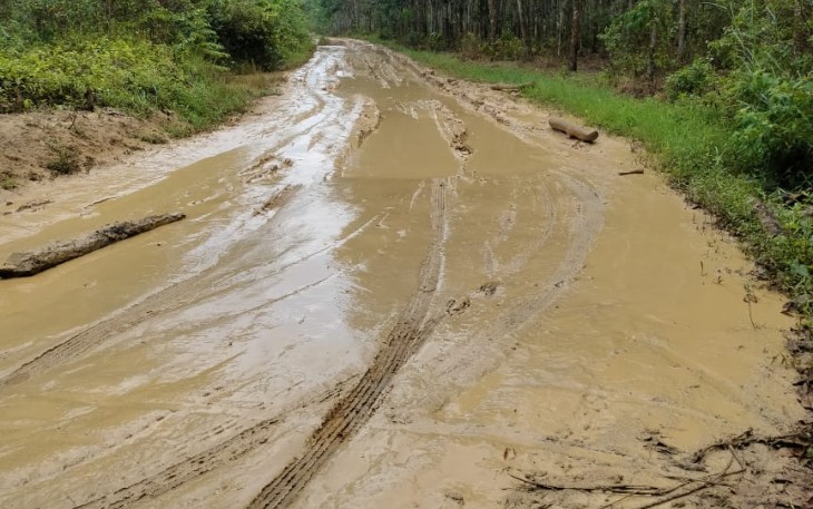Warga Keluhkan Jalan Penghubung Antar Desa Tak Layak Dilalui