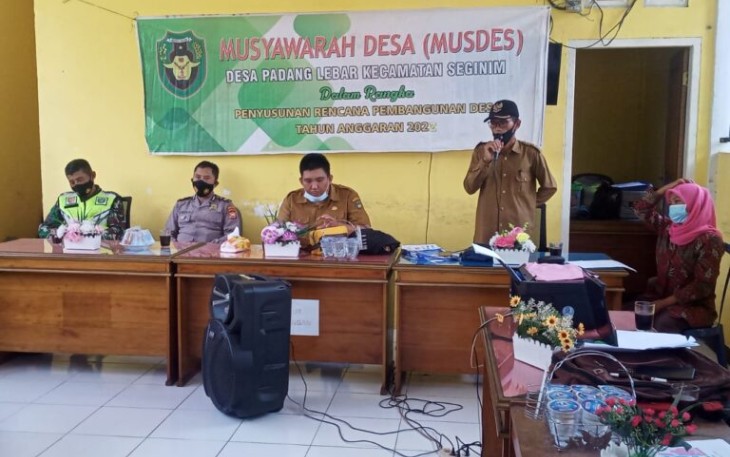 Kepala Desa Padang Lebar Diharman Menyampaikan Sambutan 
