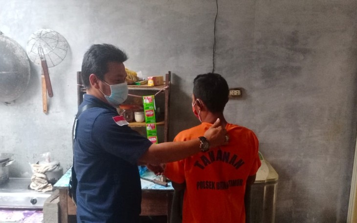 Tersangka saat diamankan aparat