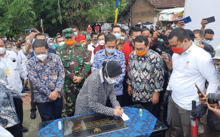 Mensos Risma Resmikan Jalan dan 16 MCK yang Dibangun SMSI