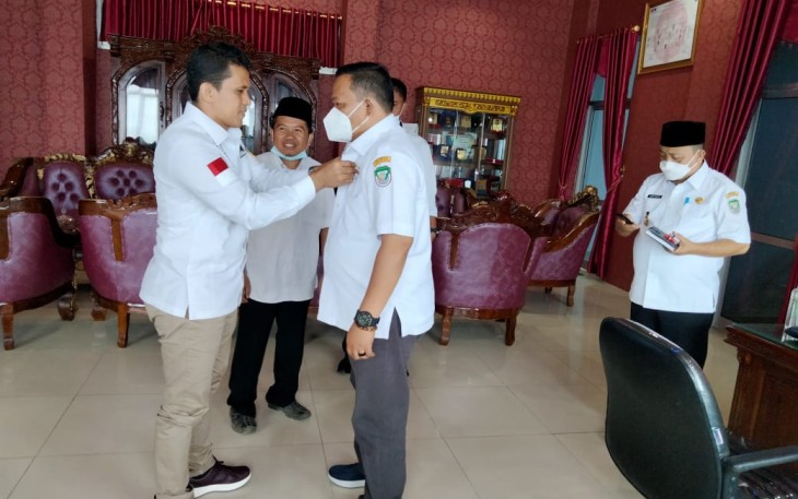 Bupati Seluma  Erwin Octavian SE Menyematkan Pin HIPMI