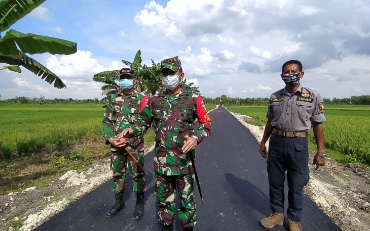 Danrem 082/CPYJ Kolonel Inf M. Dariyanto Saat Melaksanakan Peninjauan di Lokasi TMMD