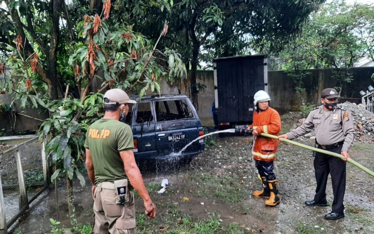 Panther Mendadak Terbakar di Garasi Mobil Yu Tjoe Tong 