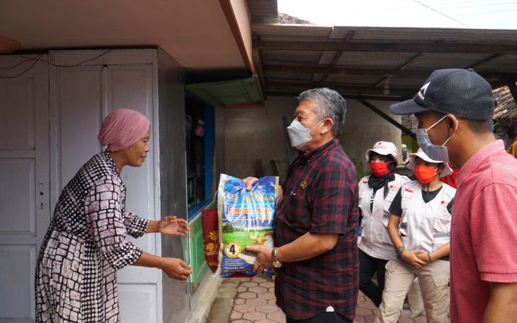 Ketua DPRD Jatim Kusnado Bantu Warga Tanggulangin