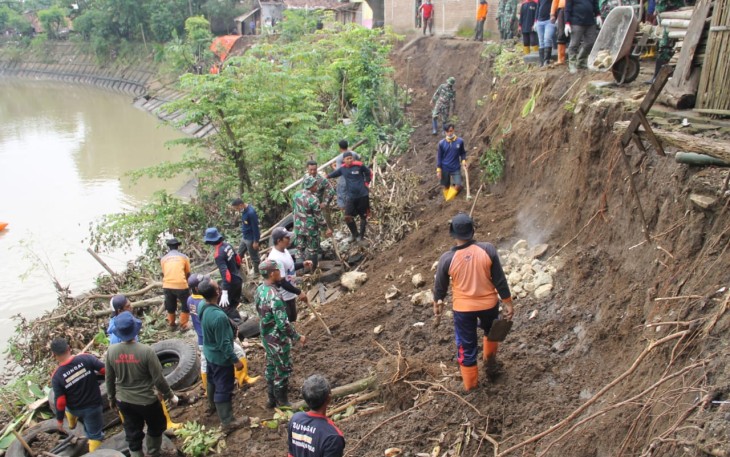 Kodim Sragen, Polsek Sragen kota, Pemerintah Desa Tangkil, BPBD Kab Sragen dan masyarakat Dk Gabusan  melaksanakan karya bakti bronjongisasi dengan menggunakan ban bekas
