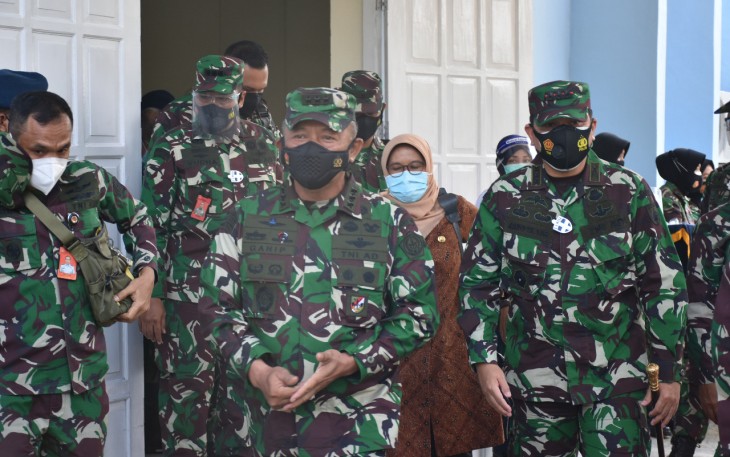 Pangdam IV/Diponegoro Mayjen TNI Bakti Agus Fadjari, S.I.P., M.Si. memimpin acara sertijab dan penyerahan jabatan sejumlah pejabat Kodam  di Aula Makodam IV/Diponegoro, Jl. Perintis Kemerdekaan, Watugong, Selasa (2/3/2021).