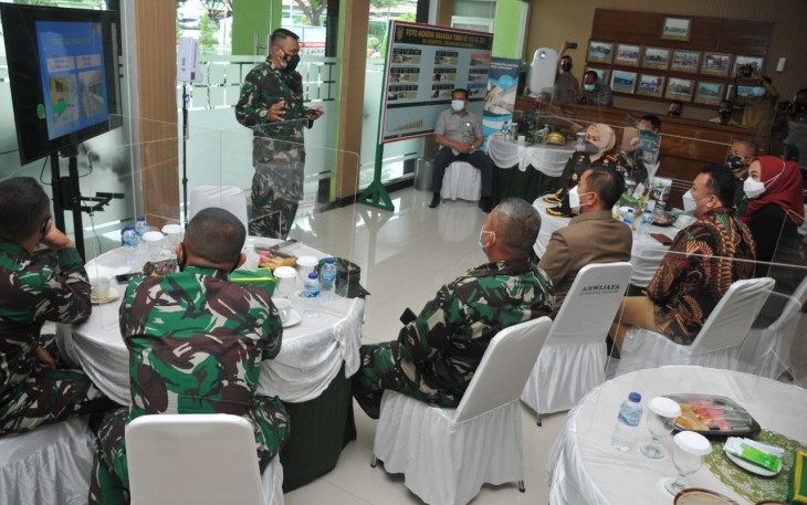 Pembukaan TNI Manunggal Membangun Desa (TMMD) ke- 110 Tahun 2021 Kabupaten Karawang dilaksanakan di Aula Makodim 0604/Karawang