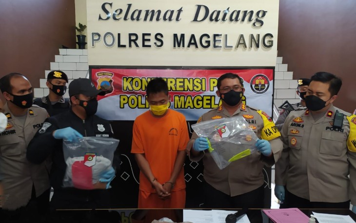 Polres Magelang tangani kasus pembunuhan dengan cara menusuk korban sampai meninggal  diduga motif pelaku karena sakit hati. Pembunuhan tersebut terjadi di Hotel Syailendra Jl. Syailendra Raya II No. 27, Sriyasan, Wringinputih, Kec. Borobudur, Magelang, Jawa Tengah, Sabtu (6/3).
