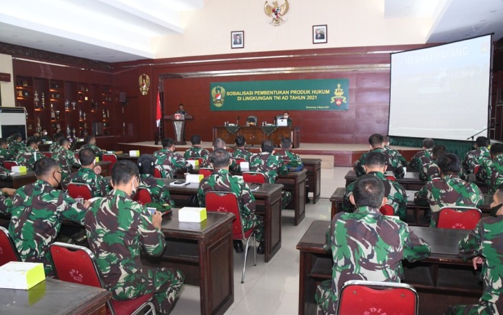 Asrendam IV/Diponegoro Kolonel Inf Hery Setiyanto, S.I.P. membuka acara Sosialisasi Pembentukan Produk Hukum di Lingkungan TNI AD di Aula Makodam Iv/Diponegoro, Jl. Perintis Kemerdekaan, Watugong, Semarang, Selasa (9/3/2021).
