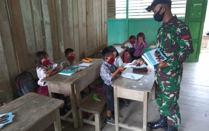 Pos Sei Mawang 2 Satuan Tugas Pengamanan Perbatasan (Satgas Pamtas) Yonif 407/PK menjadi tenaga pendidik (Gadik) di SDN 01 Sungai Antu yang berada di Desa Sungai Antu, Kecamatan Puring Kencana, Kabupaten Kapuas Hulu, Kalbar. Rabu (10/03/21).