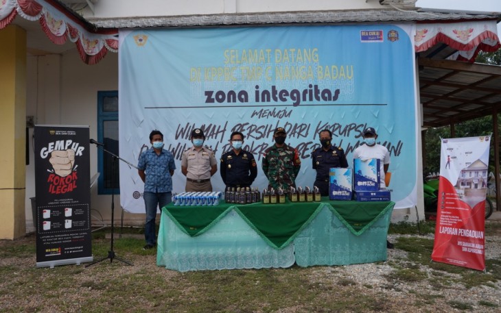 Satgas Pamtas RI-MLY Yonif 407/Padmakusuma serahkan barang bukti minuman keras berbagai merek kepada pihak Bea Cukai Nanga Badau, Kabupaten Kapuas Hulu, Provinsi Kalimantan Barat. Rabu (10/03/21)