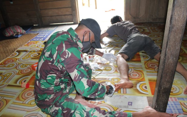 Prajurit TNI Satgas Pamtas RI-MLY Yonif 407/PK melakukan kegiatan bakti sosial pelayanan kesehatan pengobatan kepada warga perbatasan RI-Malaisya di Dusun Sei Amplas, Desa Sei Tekam, Kecamatan Sekayam, Kabupaten Sanggau, Kalimantan Barat. Jum’at (12/03/21).