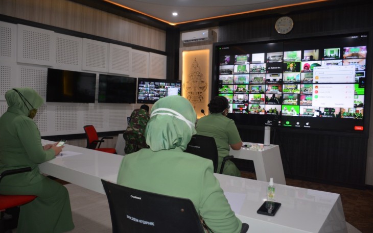 Ketua Persit Koorcab Rem 072 PD IV/Diponegoro Ny. Christine Bintang dan Pengurus Persit Koorcab Rem 072 PD IV/Diponegoro mengikuti web binar