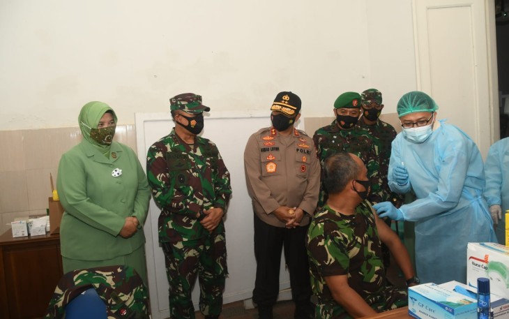 Pangdam IV/Diponegoro Mayjen TNI Rudianto didampingi Kapolda Jawa Tengah Irjen. Pol. Drs. Ahmad Luthfi, S.H., S.St., M.K.,  meninjau pelaksanaan  Vaksinasi tahap 2 yang  telah dilaksanakan secara bertahap di seluruh Indonesia. Termasuk di Rumkit Tk IV/dr. Asmir,  Jl. DR. Muwardi No.50, Kutowinangun Kidul, Salatiga yang diikuti para prajurit dan PNS jajaran Kodam IV/Diponegoro, Senin (22/03/2021).
