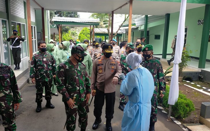 Kapolda Jateng Drs Ahmad Luthfi SH STT MK  beserta Pejabat Teras Polda dan Kodam, mendampingi Pangdam IV Diponegoro Mayjen TNI Rudiyanto melaksanakan kunjungan ke RST dr Asmir Salatiga guna pengecekan pelaksanaan vaksinasi Covid-19 bagi personil TNI, Polri dan masyarakat (22/03)