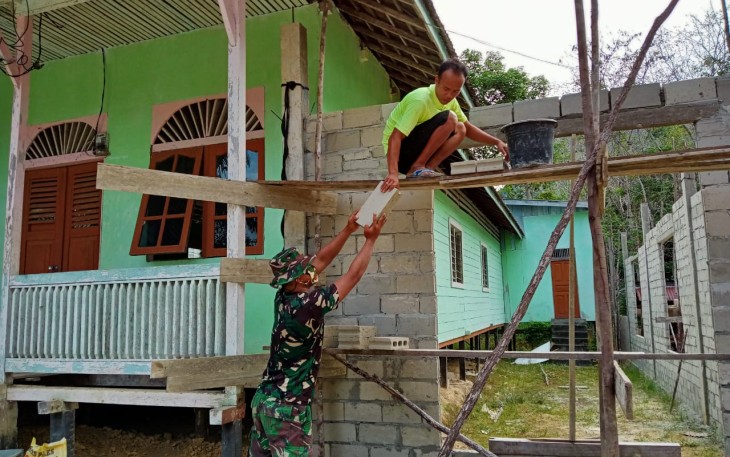 Anggota Pos Riam Sejawak Satgas Pamtas RI-MLY Yonif 407/PK, melaksanakan karya bhakti bersama warga merenovasi Gereja Riam Sejawak yang berada di Dusun Riam Padang, Desa Riam Sejawak, Kecamatan Ketungau Hulu, Kabupaten Sintang, Kalbar. Selasa (23/03/2021).