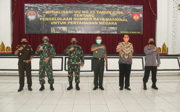 Para Pejabat Komandan Satuan jajaran Kodam IV/Diponegoro mengikuti kegiatan Sosialisasi UU No 23 Tahun 2019 tentang Pengelolaan Sumber Daya Nasional untuk Pertahanan Negara  oleh Ditjen Pothan Kemhan RI bertempat di Balai Diponegoro, Rabu (24/3/2021).