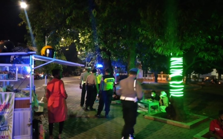 Sejumlah warga dan anak muda yang ditemukan berkerumun di dua lokasi Alun alun dan Jetayu wilayah Kecamatan Pekalongan Timur dan Pekalongan Utara dibubarkan polisi dari Piket Pawas dan Polsek Pekalongan Timur, Sabtu malam minggu (27/3/2021)