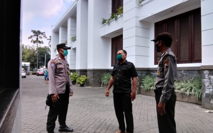 Antisipasi gangguan keamanan dan memastikan keamanan dan kenyamanan saat pelaksanaan kegiatan ibadah gereja di wilayah Polres Pekalongan Kota Polda Jawa Tengah melakukan patroli dan penjagaan di gereja, Minggu, (28/03/2021).