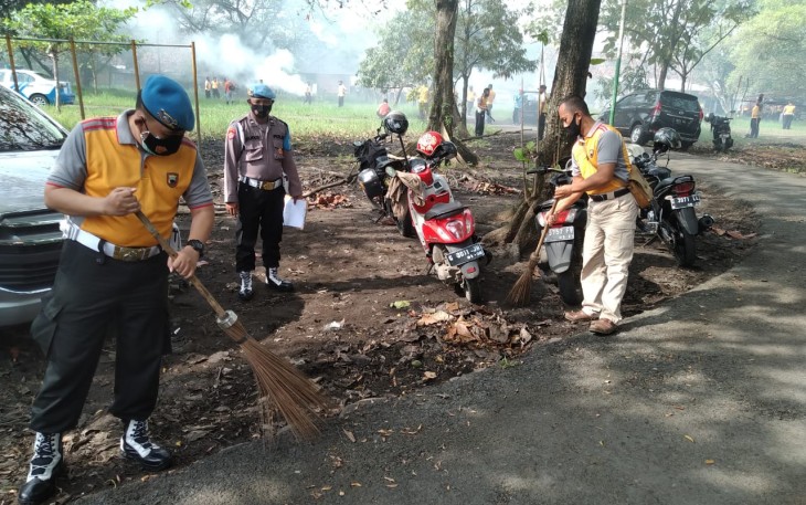 Kapolres Pekalongan Kota AKBP M Irwan Susanto,S.I.K,SH MH, Mengajak seluruh Anggota dari Polsek Jajaran dan Satfung serta ASN bersama sama melaksanakan kerja bakti membersihkan lingkungan Asrama Polisi Kraton Jalan Bahagia Pekalongan Barat, Senin (29/03/2021).