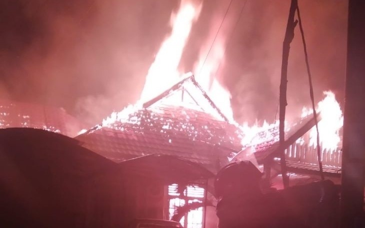 Polsek Gading Cempaka Bersama Warga Padamkan Kebakaran Rumah Dosen Unib