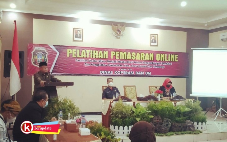 Walikota Santoso Berikan Sambutan Pengarahan Dihadapan Pelaku Usaha Mikro (foto : Faisal NR / Klik Warta) 